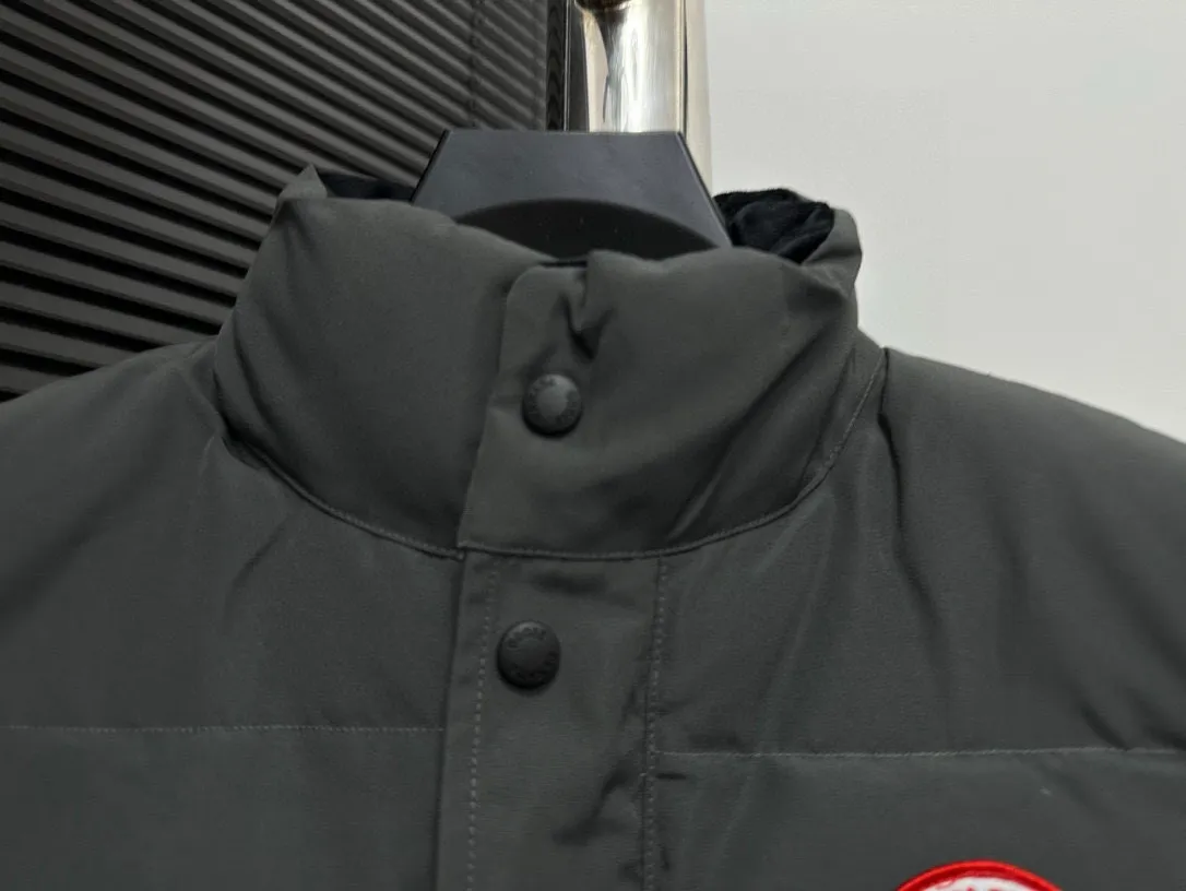 P360 [Canada Goose] Canada Goose #Freestyle Crew 4154M Men’s and Women’s Vest Down# ➖ Imported Behringer embroidery machine with customized 10,000-needle embroidery logo! ➖ Imported 21-count polyester-cotton blended original fabric, using Feather-Light 10D waterproof coating fabric, made of 84.5% polyester fiber and 15.5% cotton, 100% the best feel in the entire network! ➖ The genuine official website uses the national standard 80 white duck down, and will never be misled by false claims such as 90 down or goose down! ➖ 100% nylon nylon lining with double double-layer sealing design to prevent velvet from running away. Top-grade polar fleece is used in the collar and pockets to keep warm and comfortable! ➖ Yoshida YKK provides original custom-made electroplated sliders. YKK two-way lockable zippers are tight and smooth and will not peel off paint! ➖ 3M composite original Velcro is durable, and all accessories and hardware are disassembled and customized! ⛔No slander, no exaggeration, no need for too much copywriting, because it is focused, it is professional!  SIZE: XS S M L XL XXL